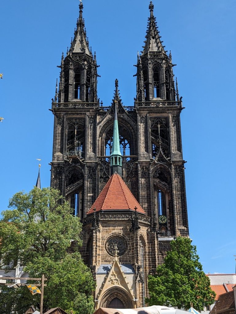 gothischer Kirchenbau mit 2 Türmen