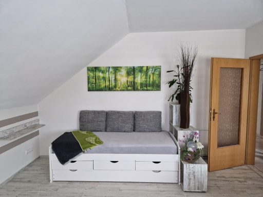 Einzelbett mit kleinen Bild grüner Buchenwald