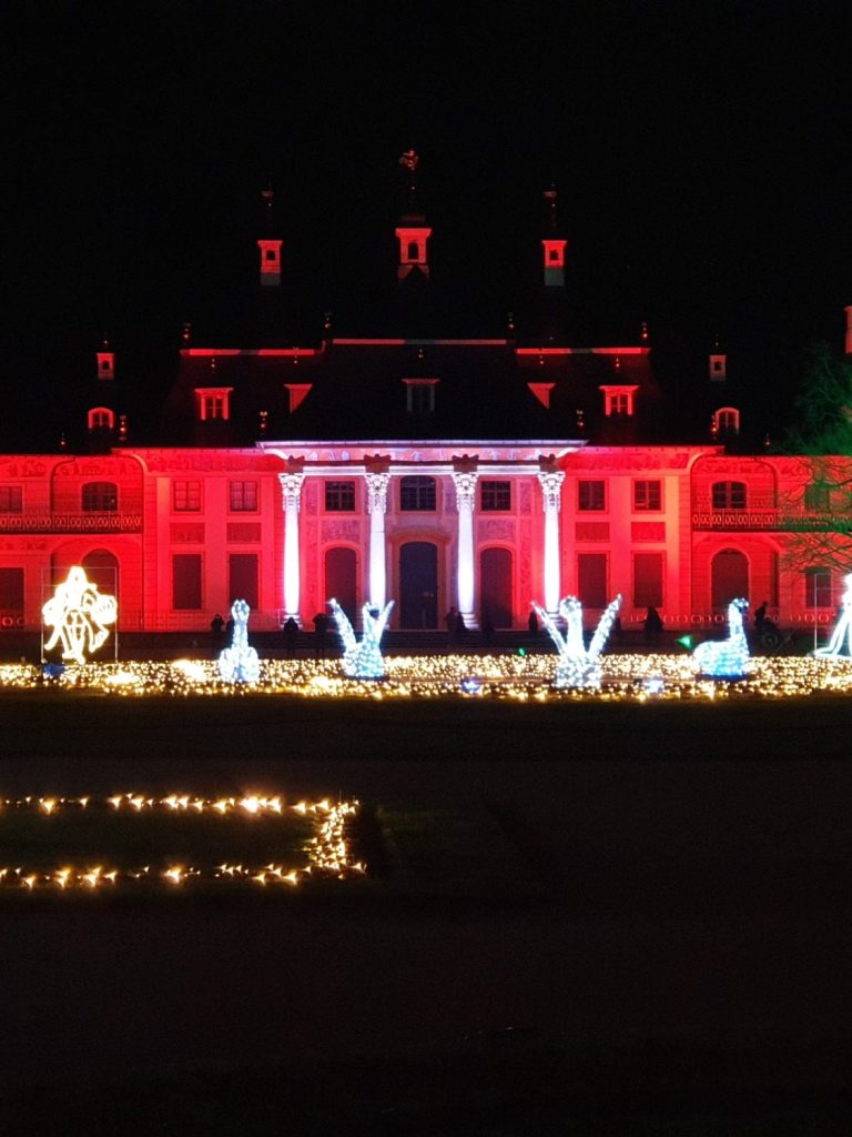 rot beleuchtetes Schloss