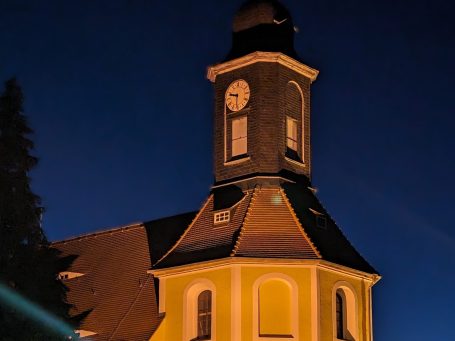 nächtlich beleuchteter Kirchturm