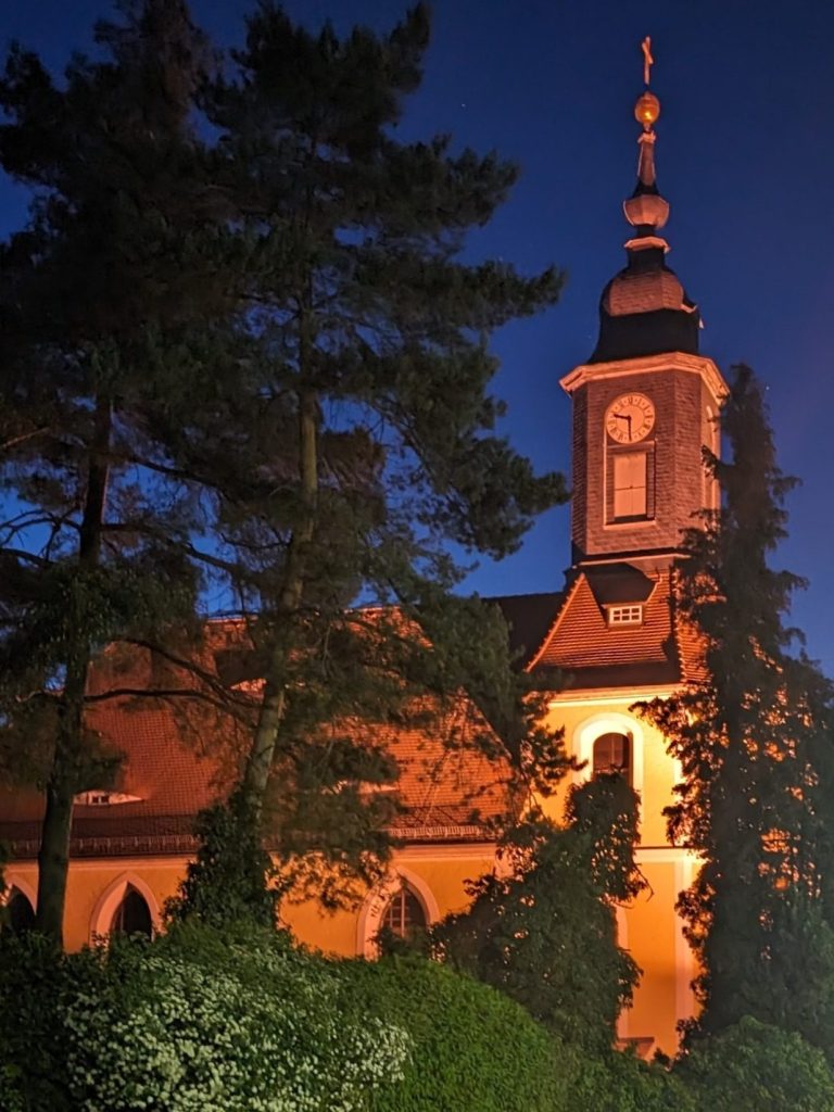 Nachts beleuchtete Kirche